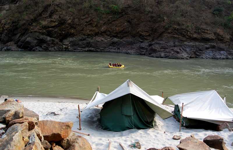 A_camp_site_by_the_Ganga,_Rishikesh_20180611174704